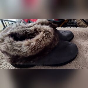 ISOTONERS Women's Gray Slippers 8.5 WIDE NEW WITHOUT TAGS